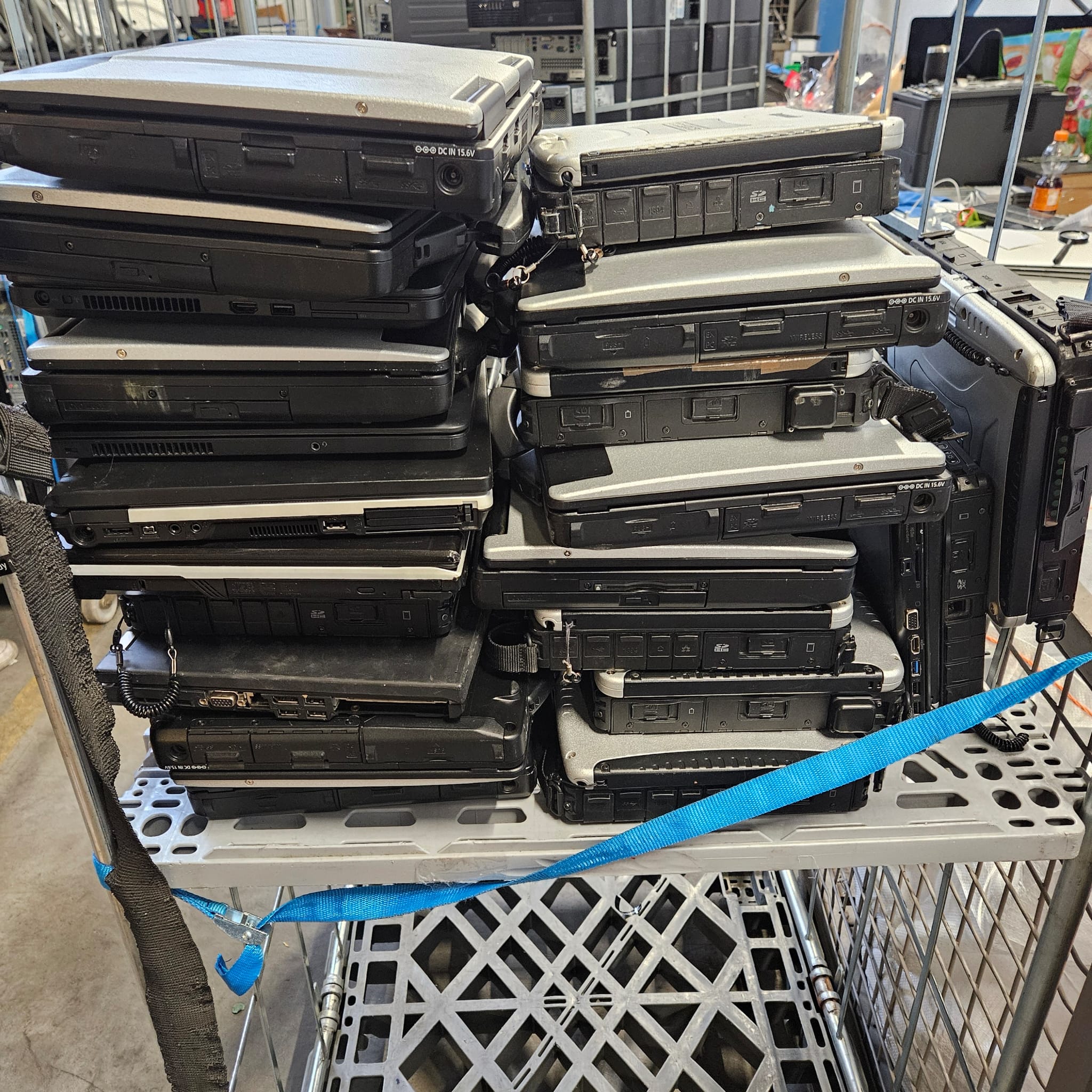 IT-Geräte und Notebooks auf Rollwagen