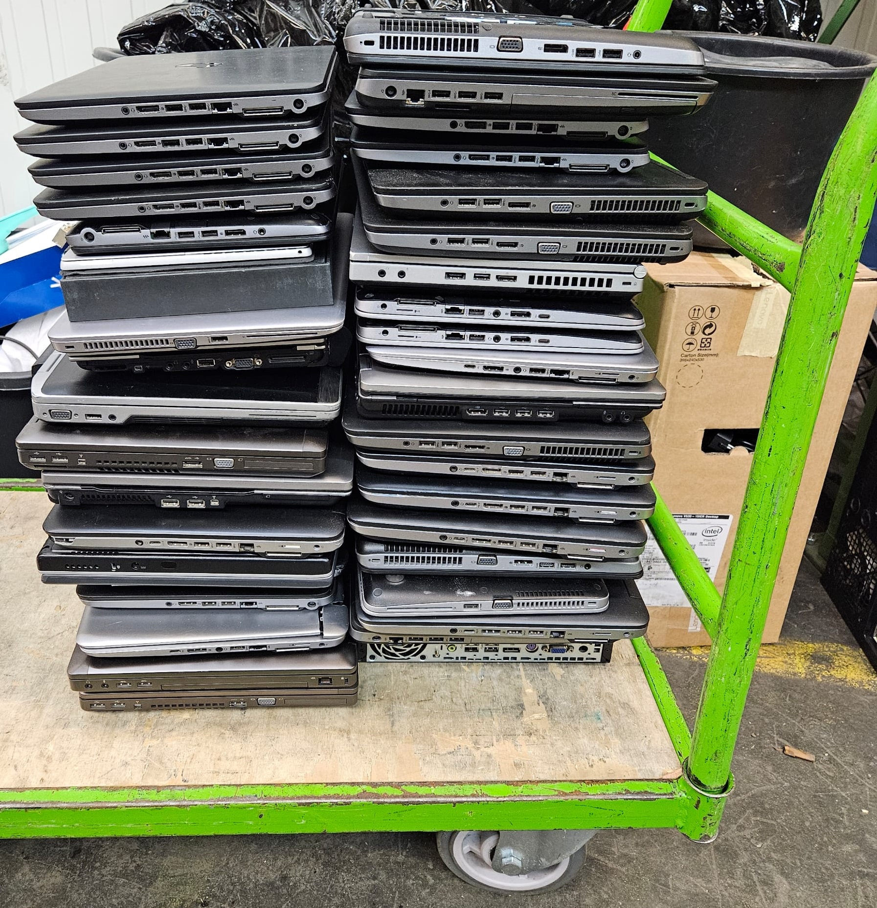 Notebooks und Laptops auf Rollwagen für die IT-Entsorgung