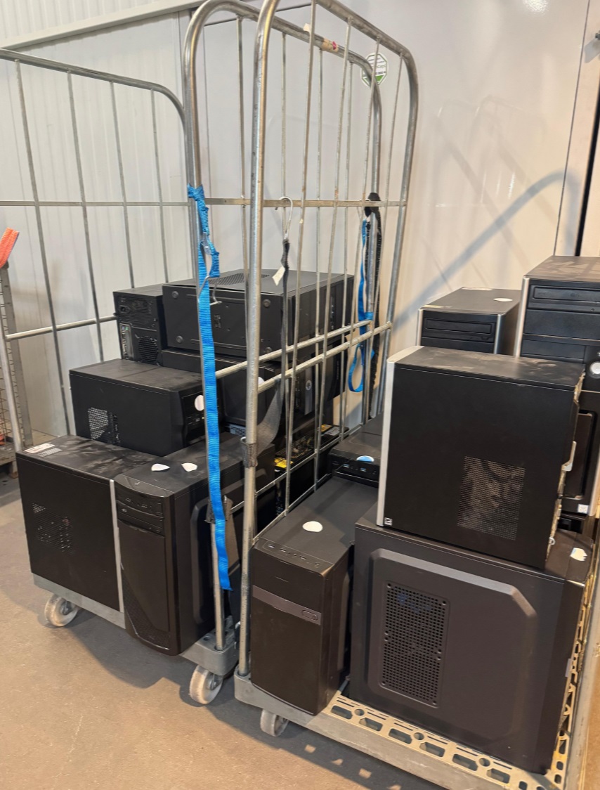 PCs auf Rollwagen zur Übergabe